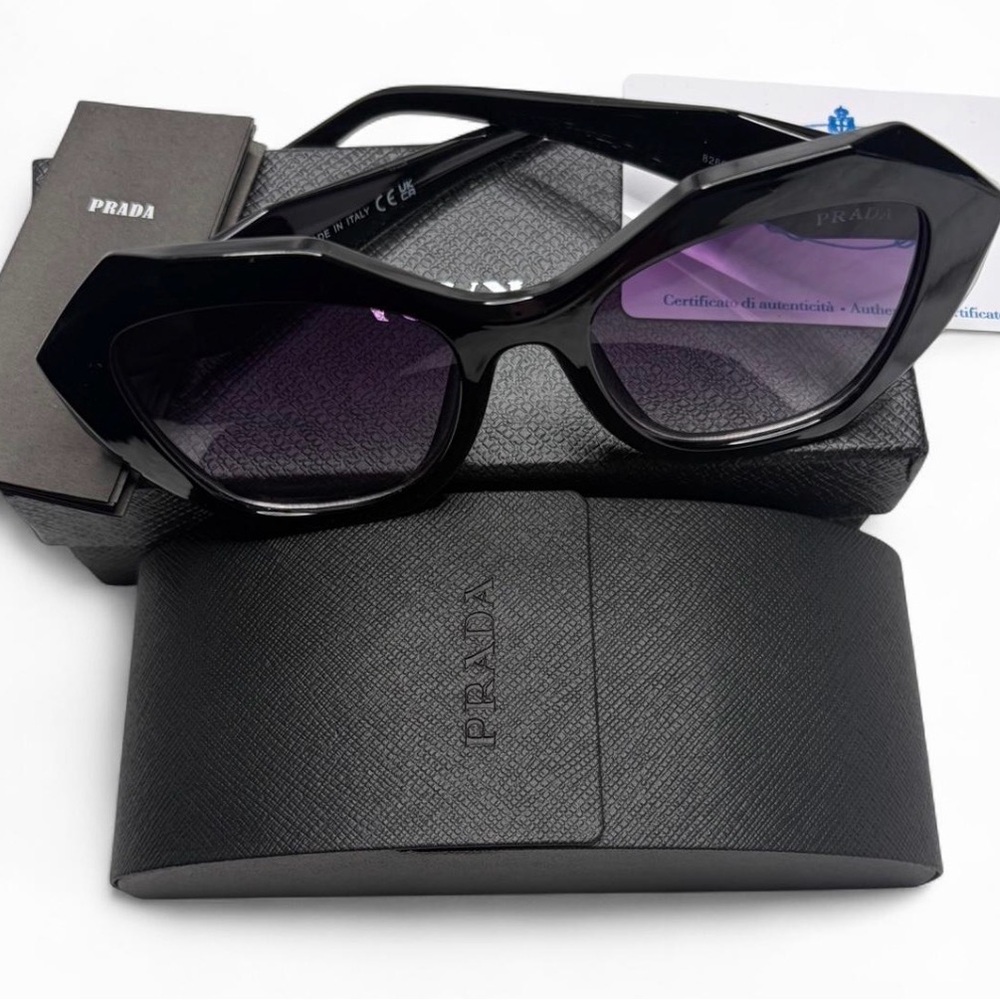 🔝 Prada black sunglasses